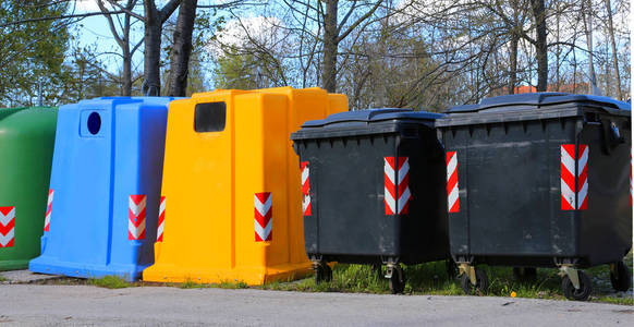 生态收集中心收集废物和可回收材料的许多容器和容器