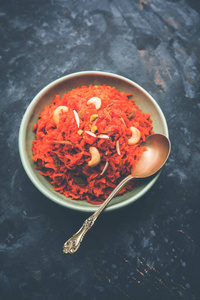 加贾尔卡哈尔瓦是一个胡萝卜为基础的甜甜点布丁来自印度。 用腰果杏仁装饰。 放在碗里。
