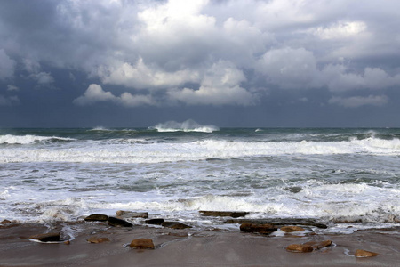 以色列北部地中海的风暴和风