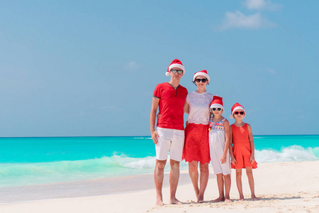在加勒比海海滩庆祝圣诞假期的快乐家庭