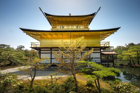 金阁是日本京都北部的禅宗寺。 上面两层完全覆盖着金叶。 被正式称为罗孔吉