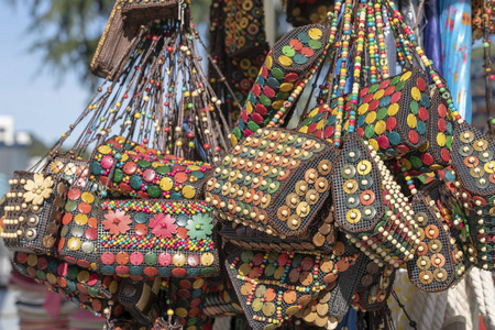 五颜六色的手工艺品袋在街道市场附近的海滩在巴统佐治亚州。 向游客出售纪念品