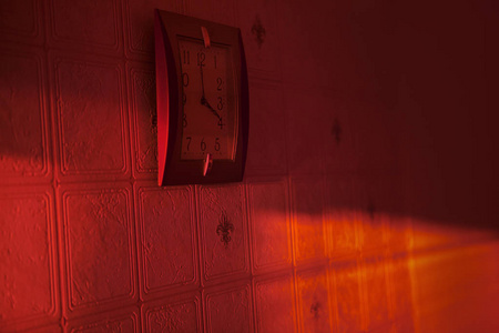 红墙上有钟的抑郁室