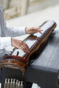 中国传统乐器古琴的本地特写图片