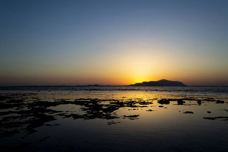 美丽的日落在沙姆沙伊赫，埃及蒂兰岛，红海，沙特阿拉伯