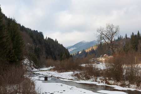 山冬季景观，喀尔巴阡山.