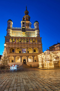 波兹南市文艺复兴市政厅和圣诞装饰品