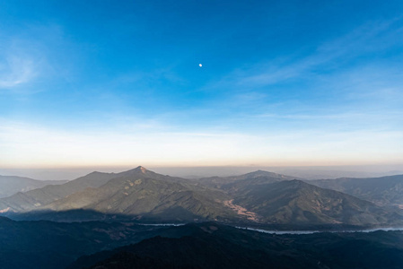 夕阳中的山和蓝天