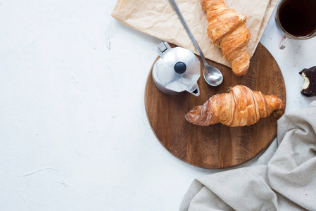传统的法国牛角面包在浅灰色背景与咖啡。 美味的早餐和牛角面包。新鲜面包店。俯瞰。