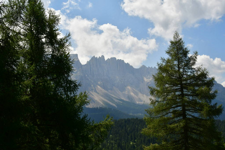 意大利南部的山顶岩石全景山景图欧洲天空云野性