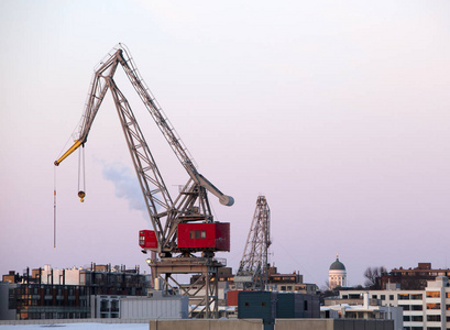冬季，建筑起重机在赫尔辛基港工作