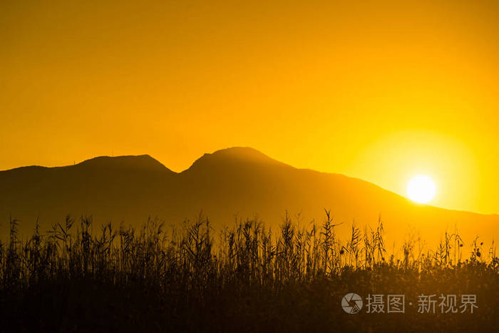 日落或日出太阳从山上升起