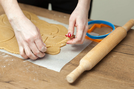 烹饪和家庭概念亲密的女性手做饼干从新鲜面团在家里。