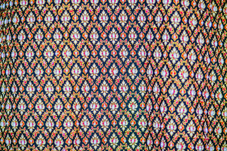 五颜六色的泰国本土风格丝绸。 美丽的手工编织织物泰国丝绸织物纹理。