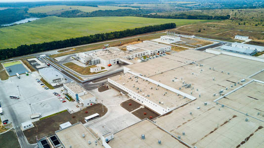拥有白色建筑的现代大工厂的俯视图..工业综合体。空中观景。