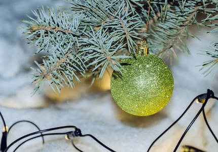 色彩鲜艳的球，圣诞树上漂亮的装饰，特写