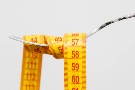减肥食谱，用叉子测量磁带，以照顾健康饮食观念