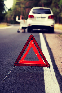 红三角警示牌和在阿甘的破的车