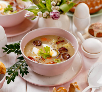 酸汤Zurek抛光复活节汤，在陶瓷碗中加入熏香肠和一个煮熟的鸡蛋。 波兰传统复活节菜肴