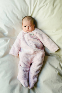 带粉红色睡衣的愤怒女婴的肖像。