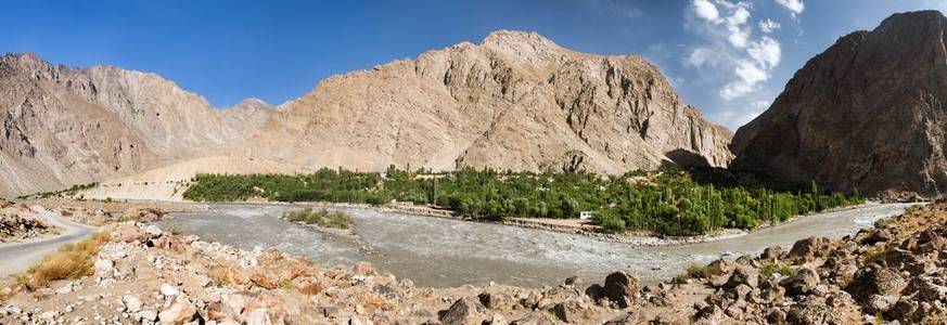 潘吉河和帕米尔山是阿穆达里亚河的上部。 塔吉克斯坦和阿富汗边境世界屋顶全景