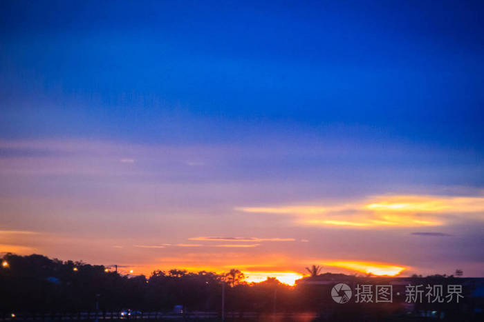 从黄昏到黎明,天空充满了云彩的鲜艳色彩 城市中戏剧性的傍晚云景.