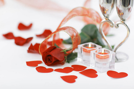 两个蜡烛和一个美丽的玫瑰在白色的背景图像