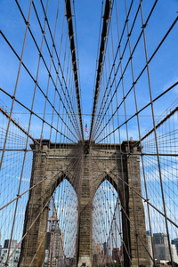 纽约布鲁克林大桥的低角度景观