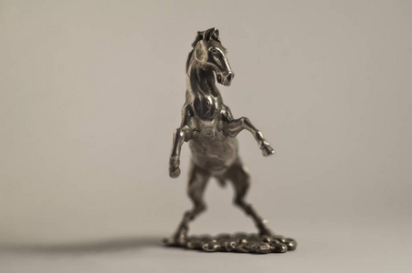 奔驰马的珠宝银像。 微型金属雕塑种马竖起。 棋子