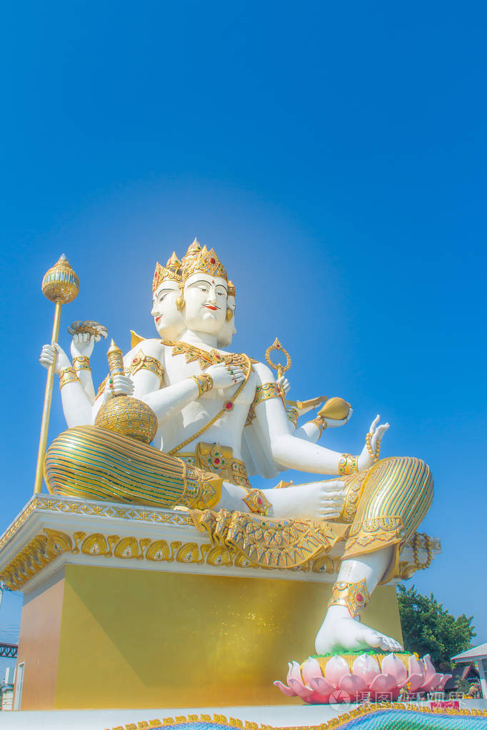 蓝色天空背景的巨大白色梵天雕像. 梵天是印度教造主神.