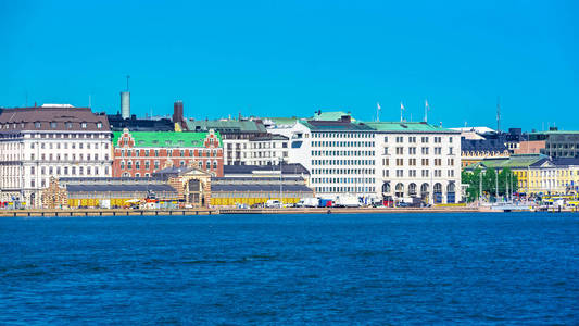 赫尔辛基在芬兰全景的小镇从海上典型建筑
