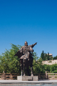 奉生将军雕像，匾额在嘉峪关，经过中国甘肃嘉峪关第一座明朝长城边塞