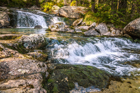 在斯洛伐克欧洲森林高塔特拉斯国家公园的溪流上的Studenovodske瀑布。