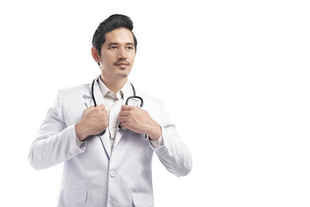 年轻的亚洲医生，带着实验室外套和听诊器，摆在白色背景上