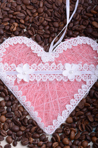 咖啡豆背景和粉红色的心。近点