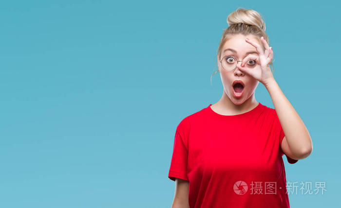 眼镜在孤立的背景上做着ok的手势惊讶的脸眼睛透过手指看不相信的表情