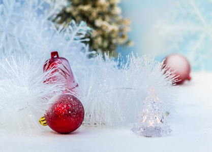 每年十二月酷白色圣诞树装饰与五颜六色的宝布尔，面具，雪人，礼品盒。