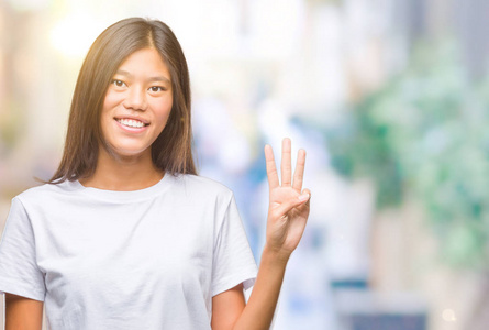 年轻的亚洲女人，在孤立的背景下，用手指第三，微笑，自信和快乐。