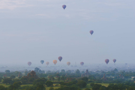 缅甸雾蒙蒙的旧巴格兰的热气球和宝塔