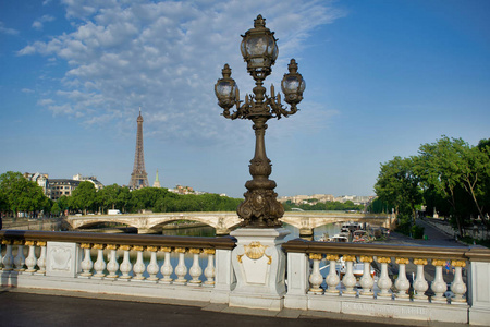巴黎法国2018年5月26日庞德亚历山大三世。 残疾人桥和埃菲尔铁塔的景色。