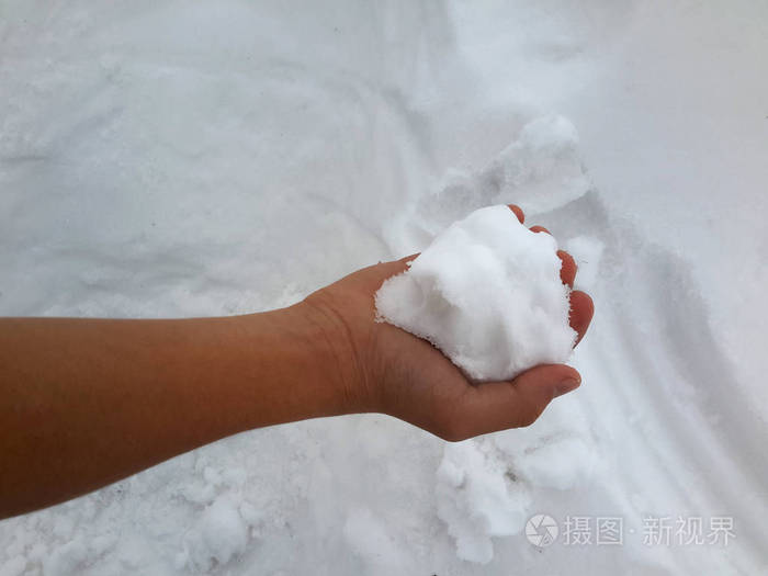 手里拿着雪球的年轻人