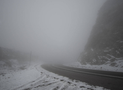 山路雾云雪林中依依维亚希腊岛上的脏乱