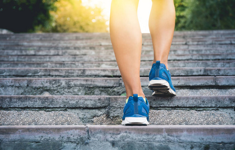 健身女人跑上旧楼梯。腿部运动，燃烧脂肪以适应身体，健康和生活方式概念海报