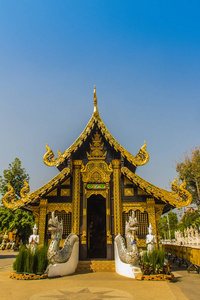美丽的金佛教教堂在兰纳风格的建筑在瓦恩塔金萨杜慕清迈泰国。吴恩塔金是一座佛教寺庙，在那里，的城市柱被放置在1296年。