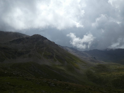 意大利南部高山的峰顶岩石全景图欧洲云天恶劣天气森林树木