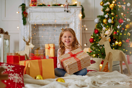 可爱的快乐女孩与礼物在圣诞节时间