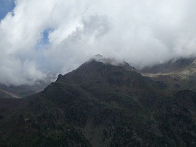 意大利南部高山的峰顶岩石全景图欧洲云天恶劣天气森林树木