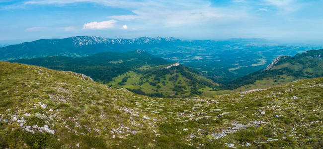 春季山顶景观全景