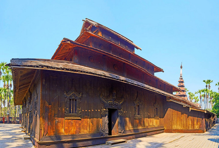 中世纪木巴加亚修道院的全景，多层Pyat that屋顶木雕和风景宝塔背景AVA缅甸。