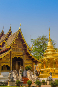 兰纳风格的佛教教堂在沃特法拉辛格狮子佛寺与蓝天背景。 佛寺是泰国清迈西侧一座重要的佛教寺院和寺庙